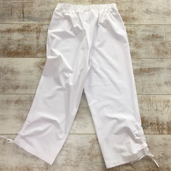 FIRM-LAST CHANCE!  Super Comfortable Pure White Chico's Zenergy Capris - Picture 1 of 4